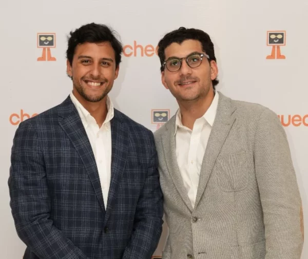 El fundador de Chequea,  Paúl Rizik, junto a  Raymond Rodríguez.