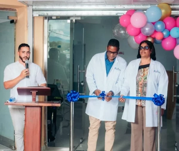 Wilkin Dailes Cabrera Sención y Adaliza Santana cortan la cinta inaugural.