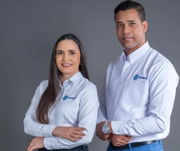 Alexis Ogando Márquez, CEO y fundador, y Natalys Féliz Minyetty.