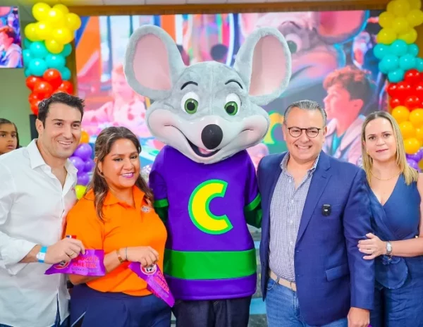 Salomón Cohen, Keila Eguren, la mascota Chuck E. Cheese, Leo Castellón y Karina Gutiérrez de Castellón.