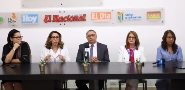Ivonne Guzmán, de la UNPHU;  Francis Báez,  del SNS; José Miguel Gómez, psiquiatra;  Rafaela Burgos, de PUCMM,  y Vanessa Espaillat, de Unibe.  Alexis Monegro