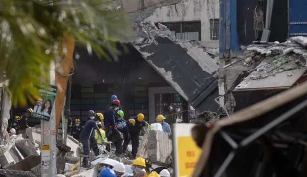Las acciones se mantenían indetenibles  por los organismos de socorro, a pesar del transcurrir de las horas.  efe