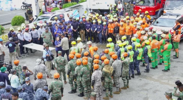 Brigadistas reunidos tras el del final de los trabajos de búsqueda y rescate en Jet Set. La seguridad del lugar paso a contro de Obras Públicas.   Alexis Monegro
