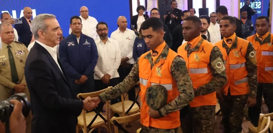 El presidente Luis Abinader saludaba a los rescatistas, en el Palacio Nacional, y emitió un mensaje por la tragedia en la discoteca Jet Set. José Francisco. El presidente Luis Abinader saludaba a los rescatistas, en el Palacio Nacional, y emitió un mensaje por la tragedia en la discoteca Jet Set. José Francisco.