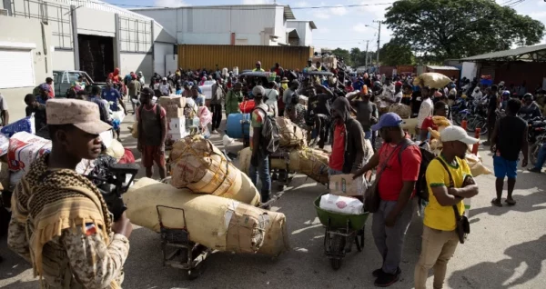 Los comerciantes del mercado fronterizo en Elías Piña han visto  cómo   se ha disminuido el flujo de personas. efe