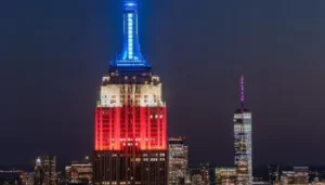 Alcaldía de Nueva York se viste con colores de bandera dominicana por víctimas de Jet Set