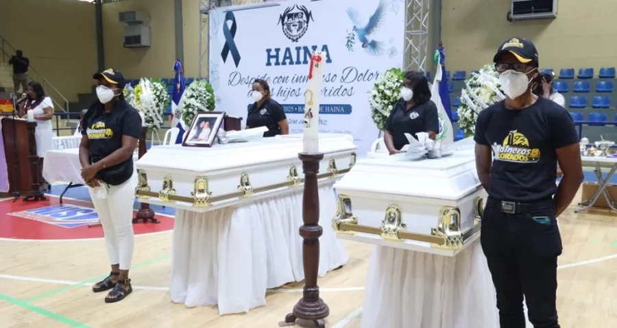 La comunidad rindió honores y lloró a los falleccidos en la tragedia que dejó más de una veintena pertenecientes a ese municipio. José Francisco La comunidad rindió honores y lloró a los falleccidos en la tragedia que dejó más de una veintena pertenecientes a ese municipio. José Francisco