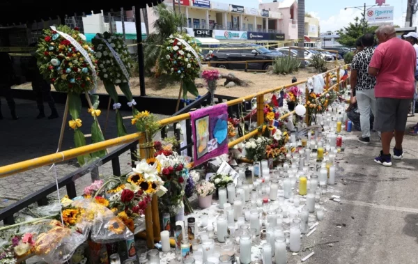 Además de encender velas y velones, los visitantes han llevado fotos y han escrito mensajes en memoria de los que fallecieron en la tragedia.  Guillermo Burgos