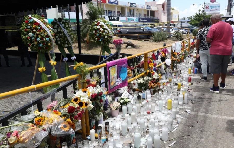 Además de encender velas y velones, los visitantes han llevado fotos y han escrito mensajes en memoria de los que fallecieron en la tragedia. Guillermo Burgos Además de encender velas y velones, los visitantes han llevado fotos y han escrito mensajes en memoria de los que fallecieron en la tragedia. Guillermo Burgos