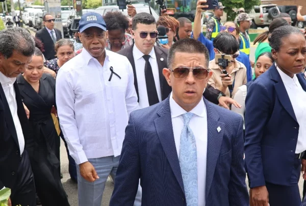 Adams vino acompañado de su vice y el cónsul Jesús Vásquez.