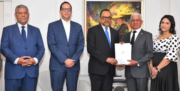 Antoliano Peralta acudió al Congreso acompañado  del ministro de Administración Pública, Sigmund Freund, y Darío Castillo.