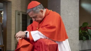 El cardenal Becciu, dispuesto a dar un paso atrás y no participar en el cónclave