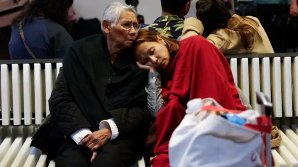 Miles de personas quedaron varadas en estaciones de tren y autobuses durante el masivo apagón que paralizó España y Portugal.