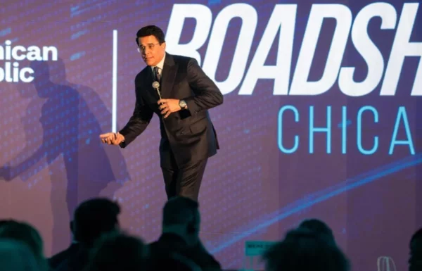 El ministro de Turismo, David Collado, en presentación durante  encuentro.  AGENCIA FOTO