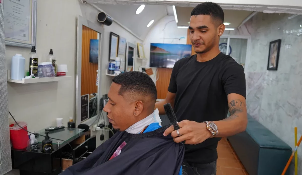 Ronny Vargas, D’ Doctor Shop, no vende bebidas y extiende el horario. Franklin Santana
