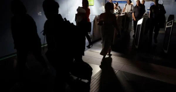 Reabre el aeropuerto de Lisboa a pasajeros tras cancelaciones y retrasos por el apagón