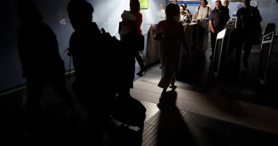 Reabre el aeropuerto de Lisboa a pasajeros tras cancelaciones y retrasos por el apagón Reabre el aeropuerto de Lisboa a pasajeros tras cancelaciones y retrasos por el apagón