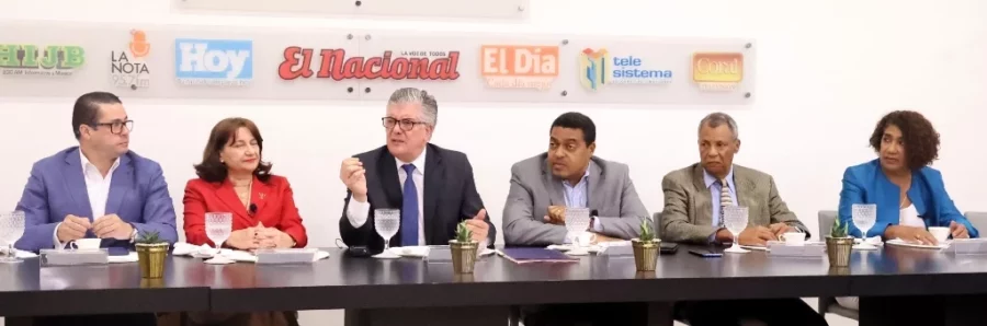 Graymer Méndez, Yanis Mejía, Roberto Santana, José P. Monegro, Miguel Hernández e Isa Medina ayer en el almuerzo. Jorge González Graymer Méndez, Yanis Mejía, Roberto Santana, José P. Monegro, Miguel Hernández e Isa Medina ayer en el almuerzo. Jorge González