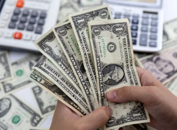 Las autoridades adaptan medidas para reducir los riesgos cambiarios y financieros.