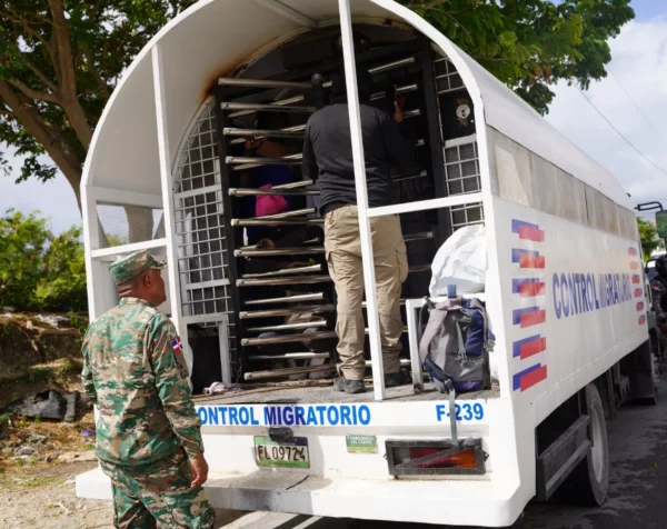 El presidente planteó  dominicanizar la mano de obra en diversos sectores.