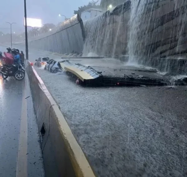 Un temporal de lluvias en noviembre de 2023 ocasionó el desplome del muro lateral del paso a desnivel de la 27 de Febrero con avenida Máximo Gómez. Fuente externa