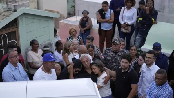 Familiares y amigos asisten en Haina al entierro de Marilenny Pilarte, quien falleció en el club nocturno Jet Set cuando se derrumbó el techo.  AP