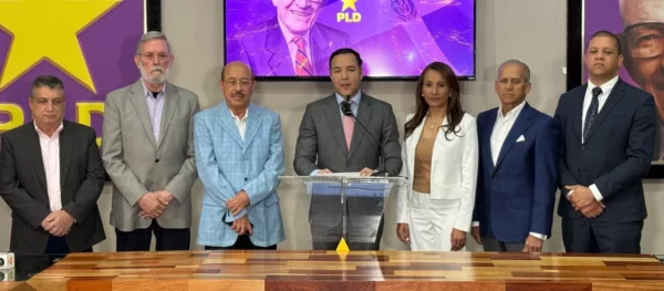 Johnny Pujols, junto a otros dirigentes del partido, anuncia  su disposición al diálogo.