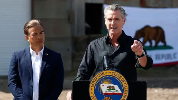 El gobernador de California, Gavin Newsom, y el fiscal estatal Rob Bonta (izquierda) emprendieron la acción legal contra el gobierno de Donald Trump.