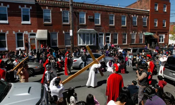 La procesión es una tradición que se mantiene viva durante la Semana Santa. Fuente externa