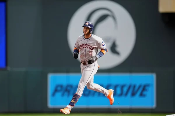 Jeremy Peña recorre las bases, luego del cuadrangular.