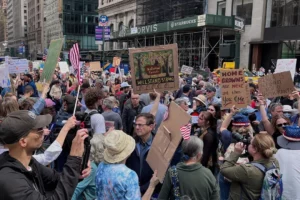 La protesta reunió a un centenar de personas que se oponen a las medidas implementadas por Donald Trump. AP