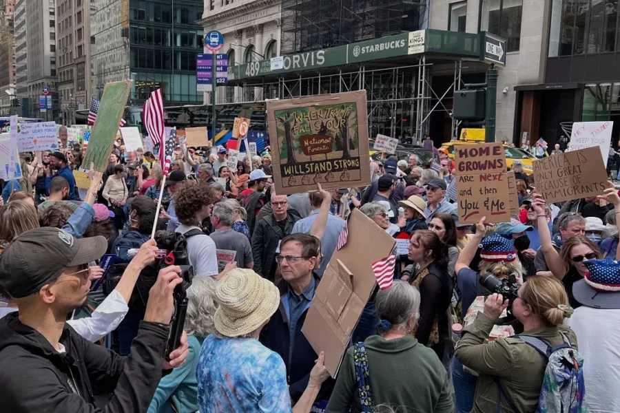 La protesta reunió a un centenar de personas que se oponen a las medidas implementadas por Donald Trump. AP La protesta reunió a un centenar de personas que se oponen a las medidas implementadas por Donald Trump. AP