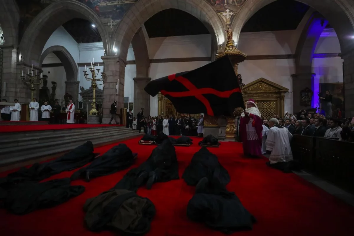 Un año más, el Arrastre de Caudas volvió a escenificarse este miércoles en la Catedral Metropolitana de Quito