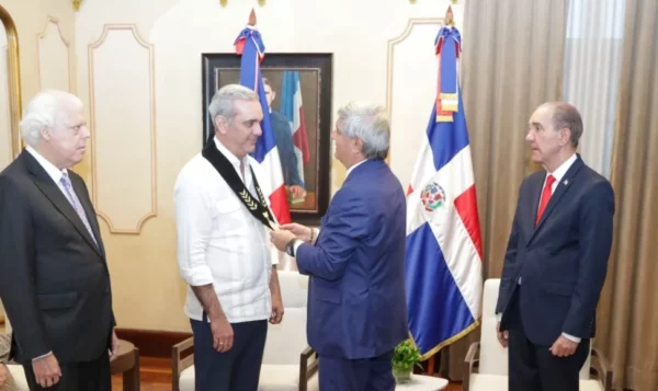 Entregan Medalla de Valores Democráticos Fernando Belaunde Terry al presidente Luis Abinader