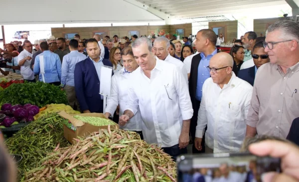 Abinader visitó mercado de productores en la Fería Ganadera