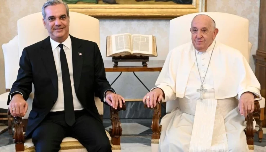 Abinader y el papa Francisco Abinader y el papa Francisco