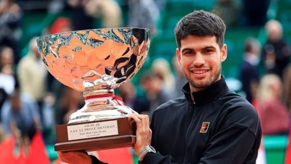 Alcaraz con su trofeo del Masters 1000 ATP de Monte-Carlo 2025