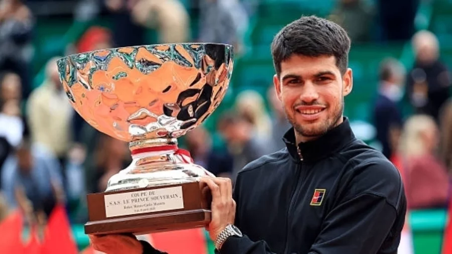 Alcaraz con su trofeo del Masters 1000 ATP de Monte-Carlo 2025 Alcaraz con su trofeo del Masters 1000 ATP de Monte-Carlo 2025