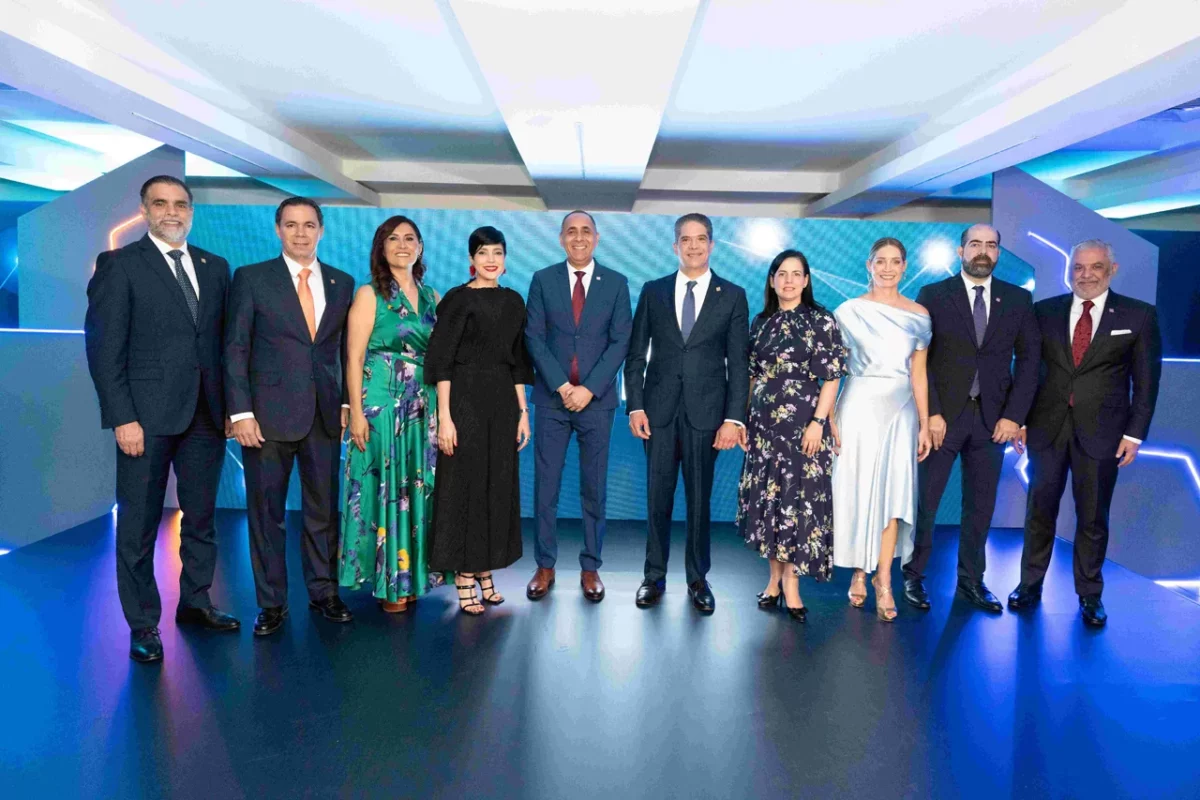 Nelson Arroyo, vicepresidente ejecutivo de Seguros Reservas, junto a directivos de la entidad.