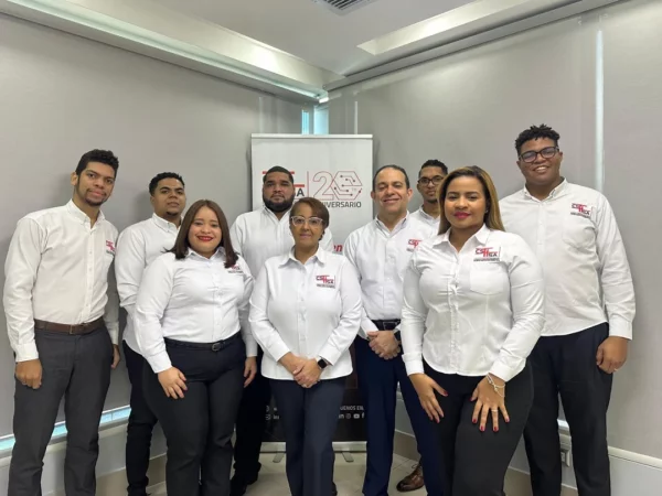 Ángel Chaljub, fundador de CSTISA, celebra junto a sus colaboradores.