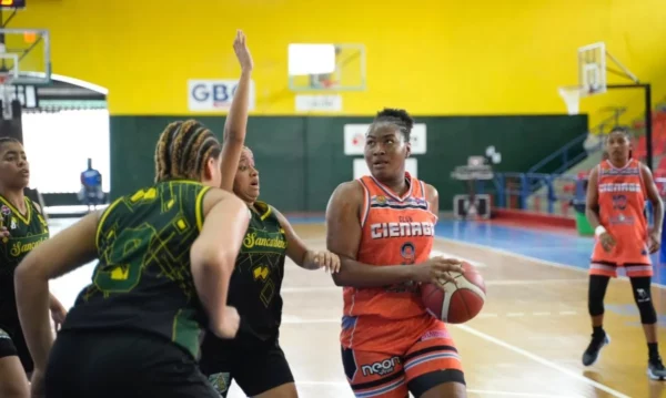 Angie Hodge, de La Ciénaga, en una acción ofensiva entre las jugadoras Tawni Olivero y Audry Castro, de San Carlos.