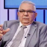 Arismendi Díaz Santana señala con dedo a médicos por prescripciones innecesarias