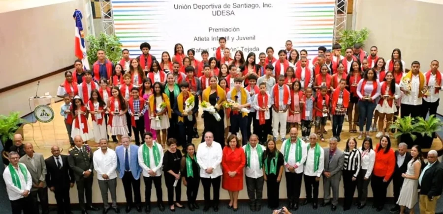 Atletas premiados junto a directivos de UDESA y otros Atletas premiados junto a directivos de UDESA y otros
