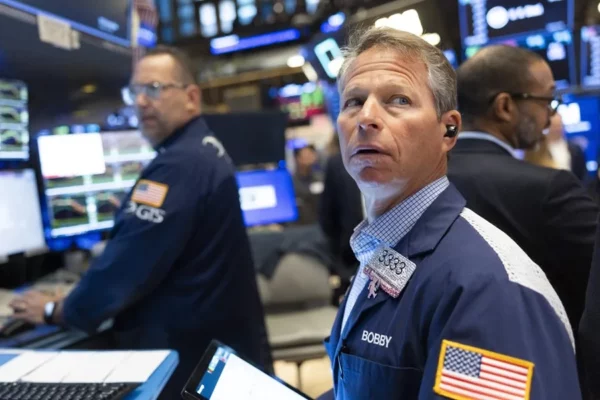 Wall Street reacciona a la baja tras cerrar la sesión al arancel global del 10 % de Trump