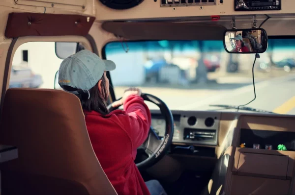 Cada vez más mujeres toman el volante para trabajar. Imagen de Ciara Houghton en Pixabay