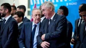 Carlo Ancelotti conversa con Florentino Perez