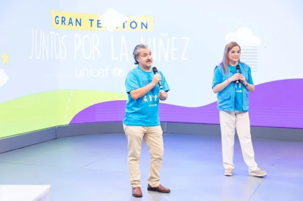 Carlos Carrera, representante de UNICEF y Jatnna Tavárez (Embajadora Nacional de UNICEF RD).