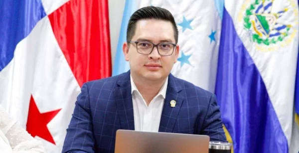 Presidente del PARLACEN aboga por deportaciones de indocumentados haitianoscon respeto a derechos humanos