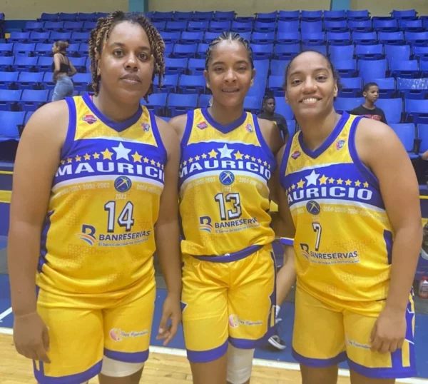 Carola Hernández, Fátima Marte y Génesis Evangelista, tres pilares del equipo superior femenino distrital del club Mauricio Báez.