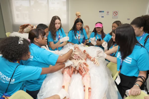 Chicas experimentan en el Laboratorio de Anatomia de la PUCMM.